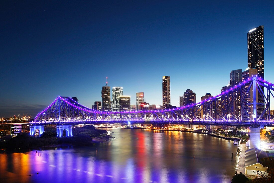 Die Story Bridge mit der Skyline im Hintergrund bei Nacht, Brisbane