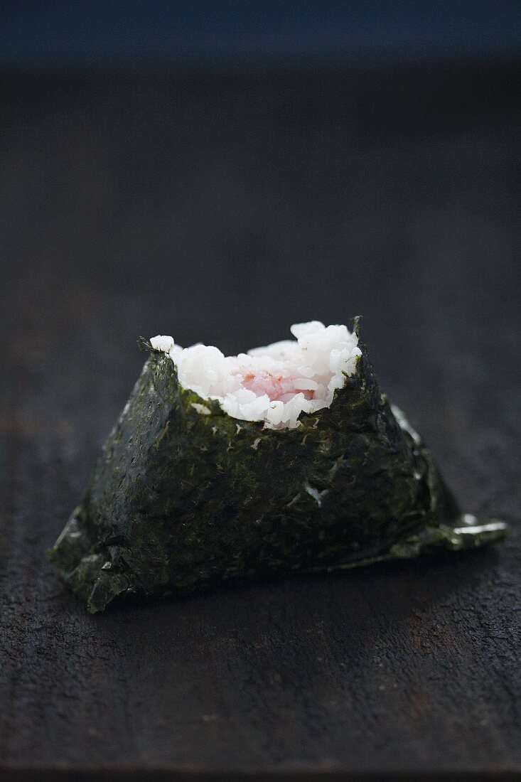 Angebissenes Onigiri-Sushi