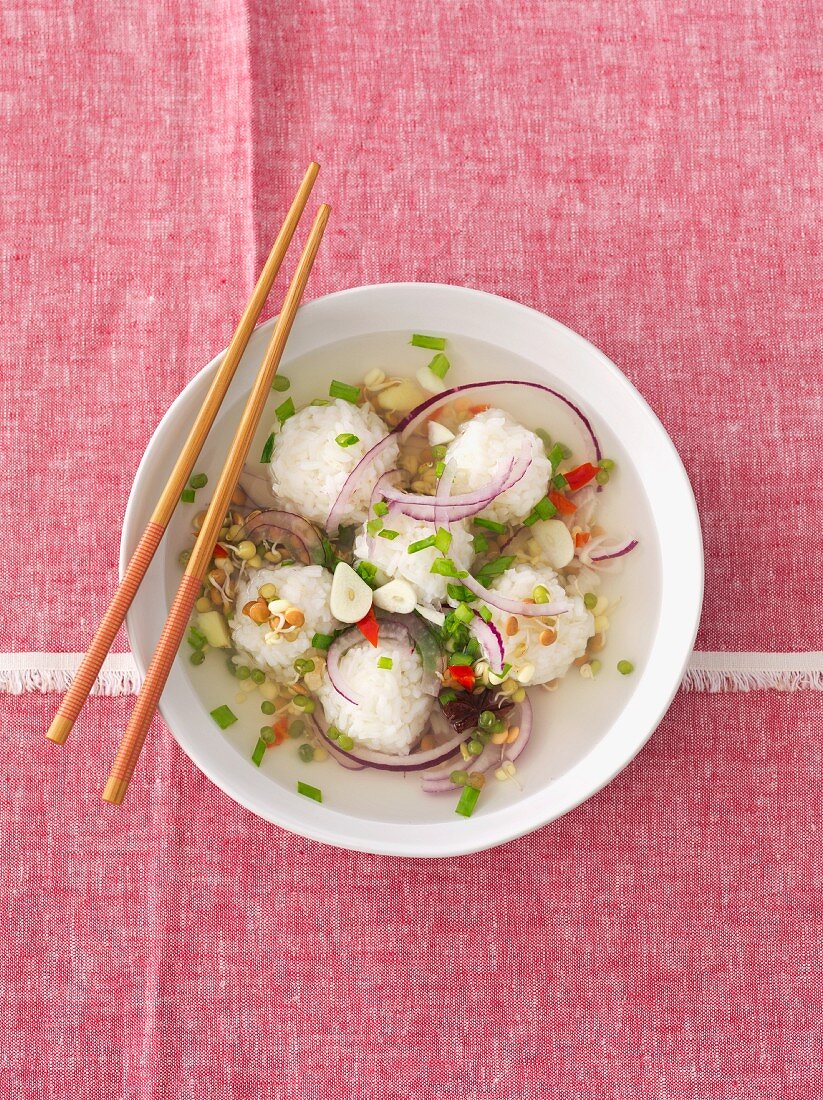 Chicken broth with chilli, garlic, ginger, star anise, rice balls, red onions and bean sprouts