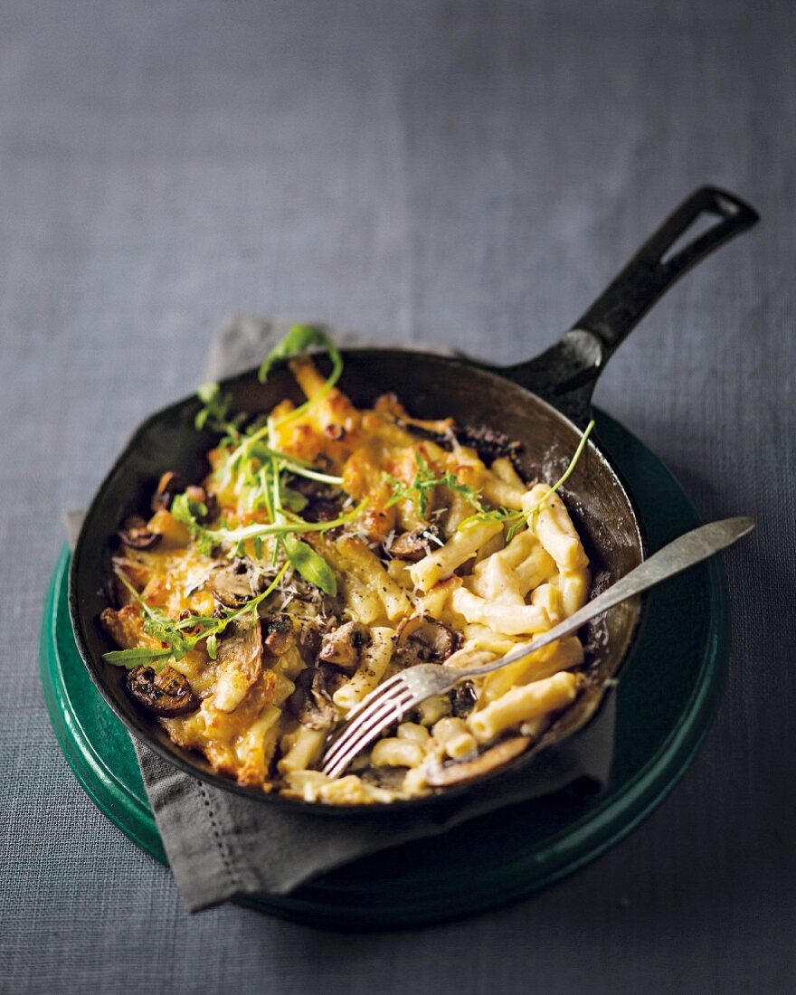 Mac'n Cheese mit Pilzen und Trüfelöl in Pfanne