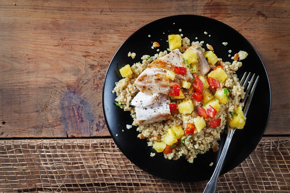 Mahi-mahi with quinoa, pineapple and peppers (seen from above)
