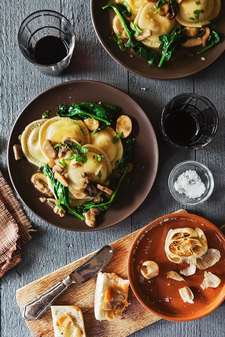 Ravioli mit Spinat, Pilzen & Marsala dazu Knoblauchcrostini (Aufsicht)