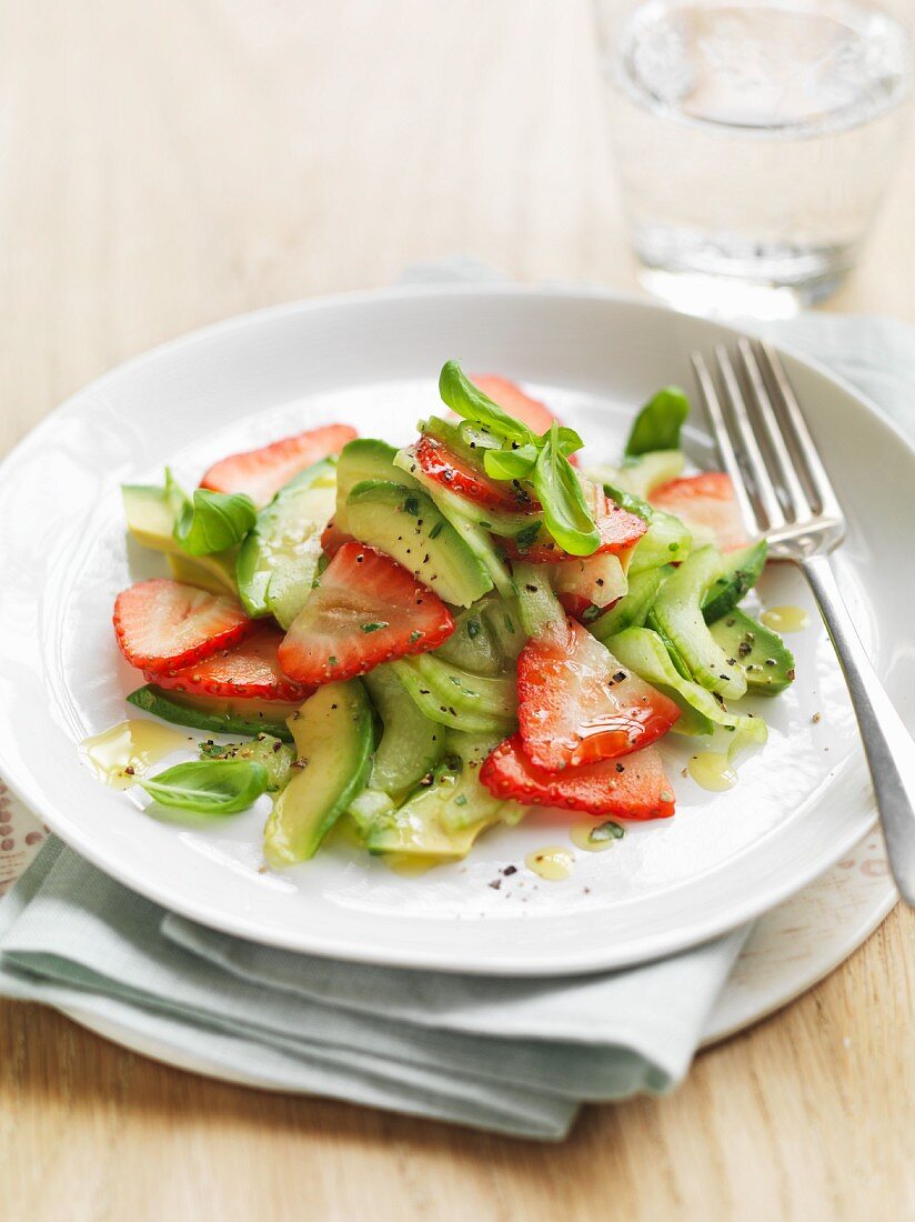 Avocado-Gurken-Salat mit Erdbeeren und Basilikum