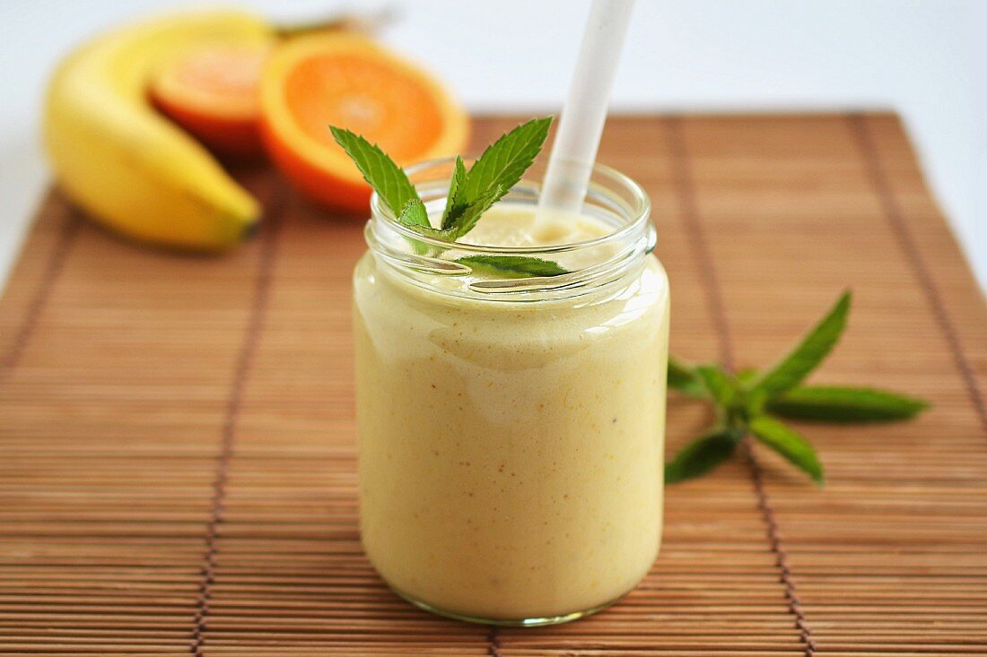 Smoothie aus Orangen und Bananen mit Curry