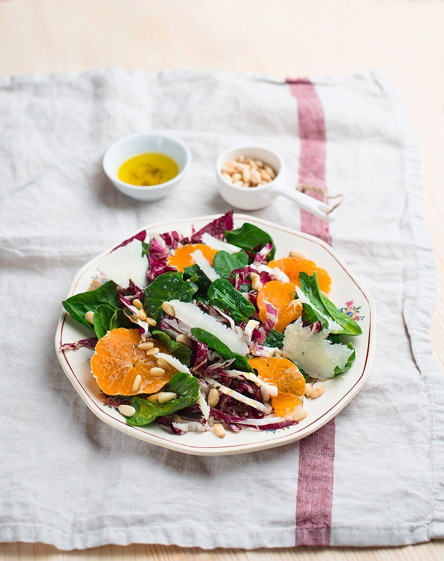 Spinach salad with mandarins and pine nuts