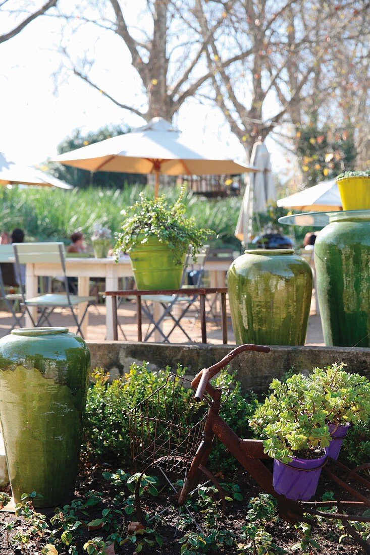 Gartendeko mit Terrasse im Hintergrund