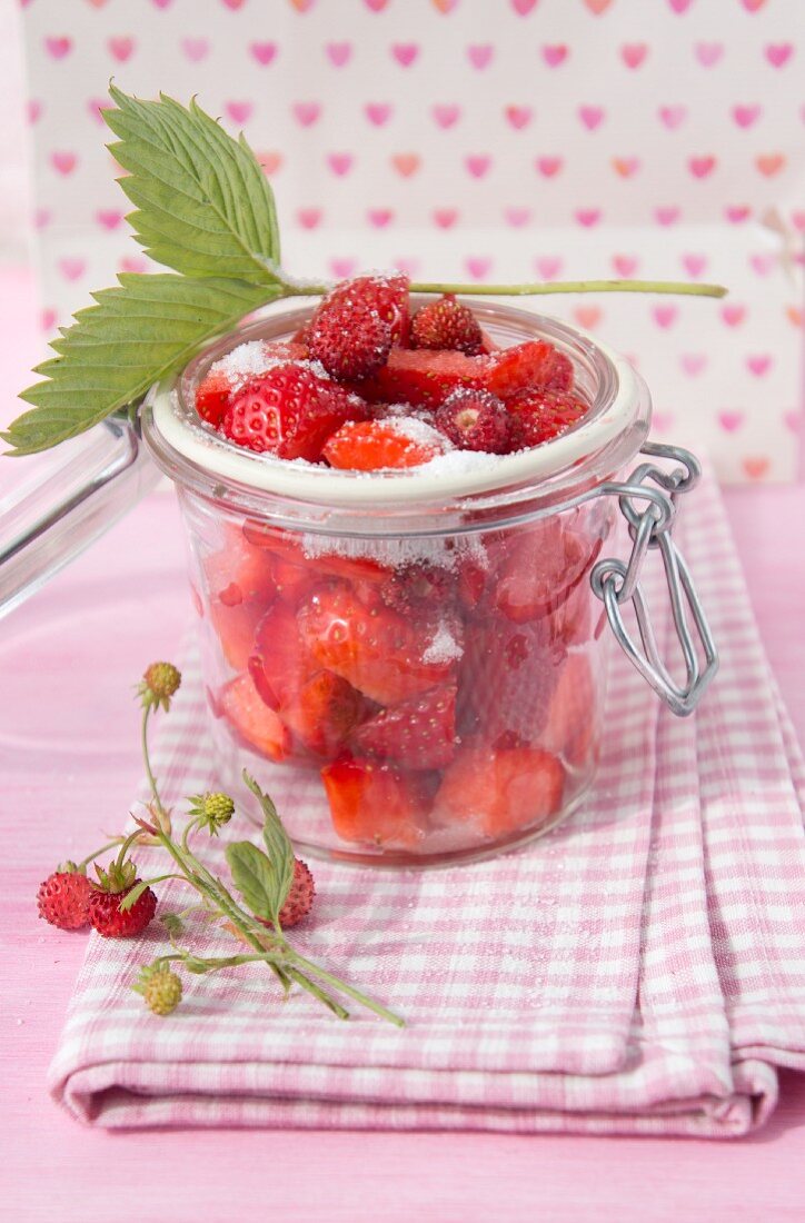 Erdbeeren und Walderdbeeren mit Zucker im Einmachglas