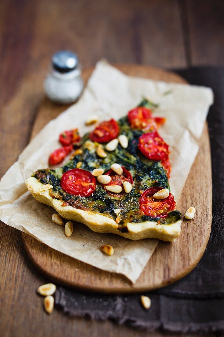 Spinach quiche with tomatoes and pine nuts