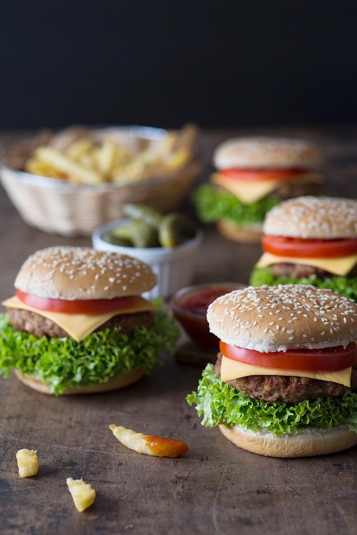 Hausgemachte Burger mit Pommes frites, Tomatensauce und Essiggurken