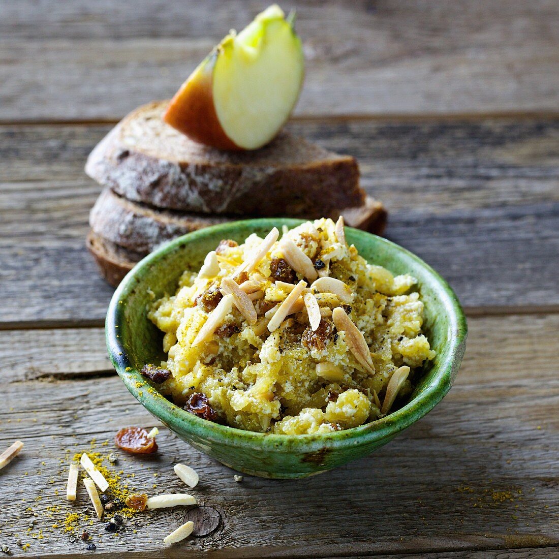 Apfel-Tofu-Creme mit Ras-el-Hanout, Rosinen und Mandelstiften