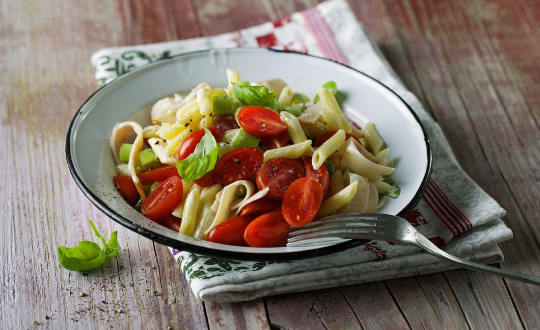 Pennesalat mit Kirschtomaten, Basilikum und Hähnchenbrustaufschnitt