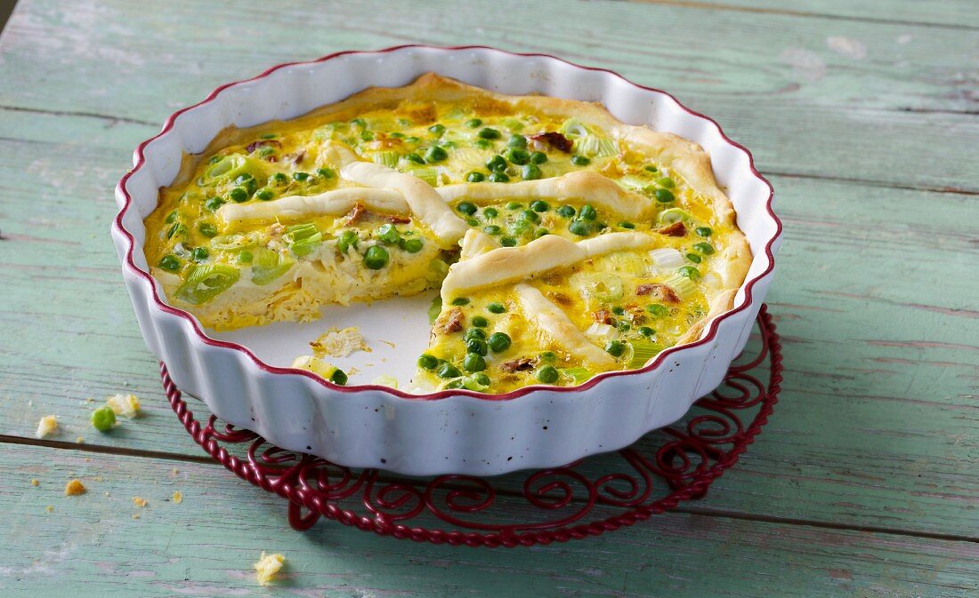 Erbsen-Quiche mit Frühlingszwiebeln, getrockneten Tomaten und Joghurtguss