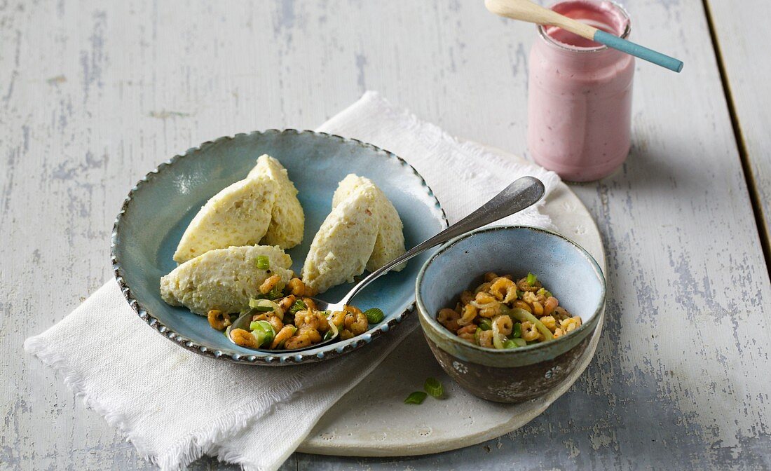 Cremige Hirse-Ricotta-Nocken mit Nordseekrabben