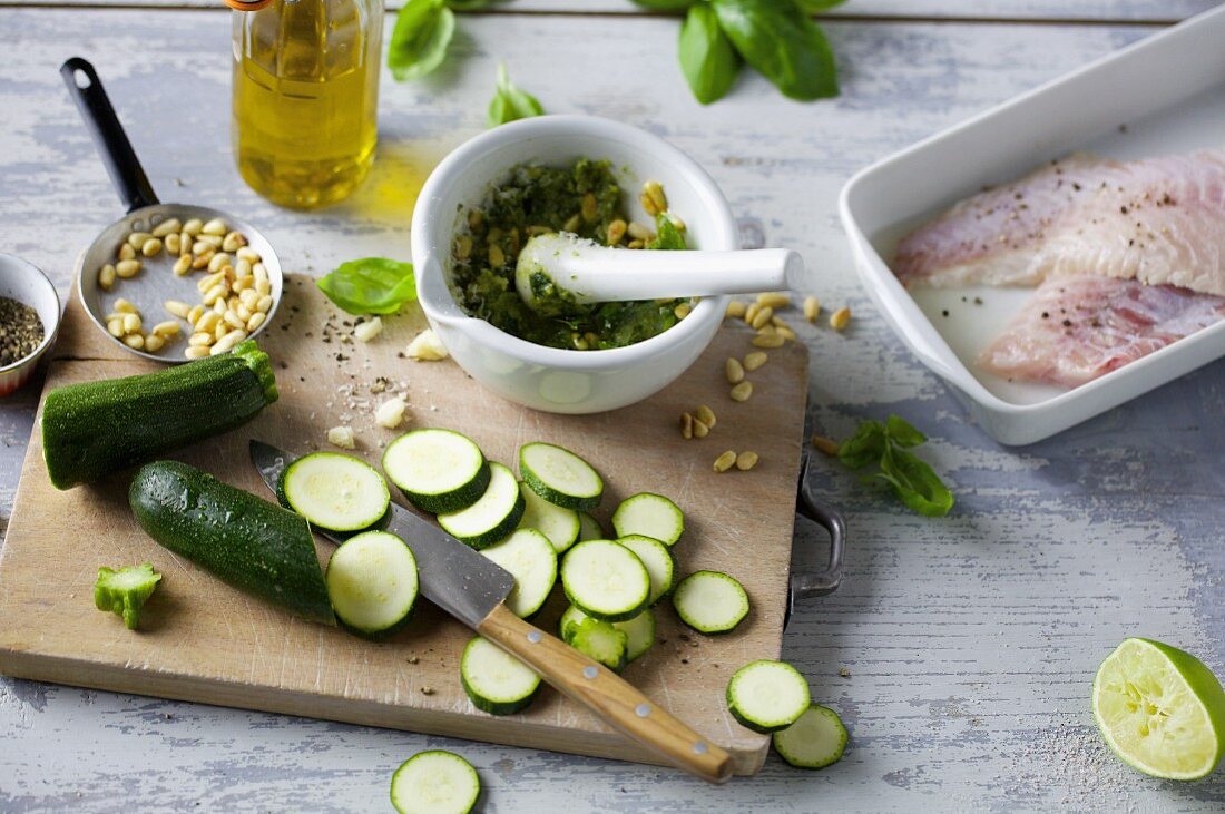 Küchenszene mit Pesto, Fisch und Zucchini