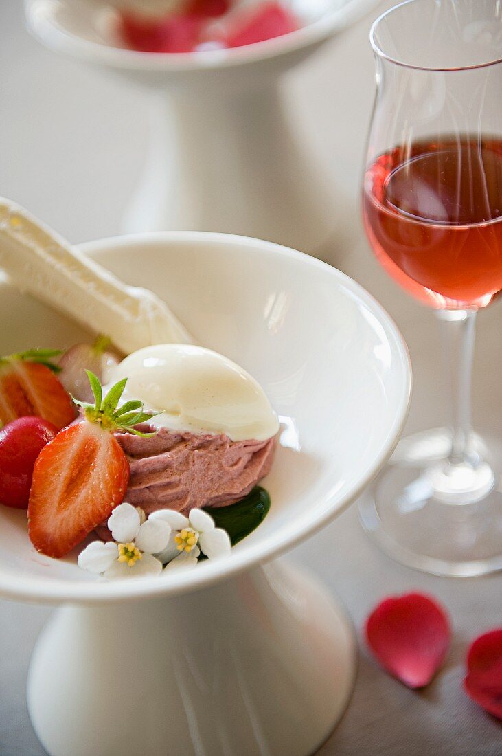 Vanilla and strawberries ice cream with rose wine