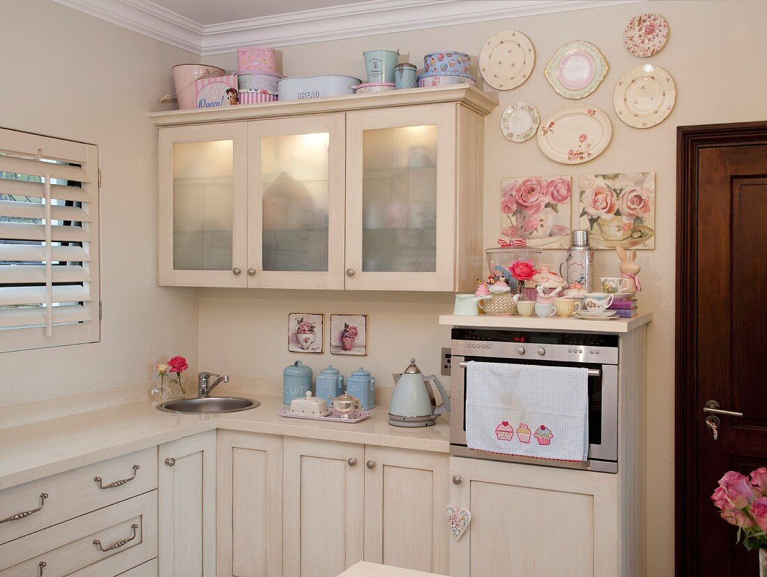 https://media01.stockfood.com/largepreviews/MzUxOTcyNTEy/11353952-Cream-kitchen-with-pastel-accessories.jpg