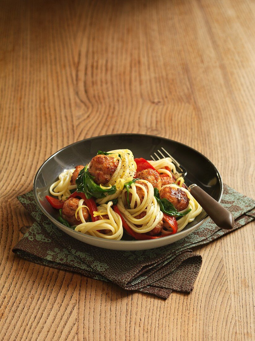 Linguine mit Putenhackbällchen und Paprikaschoten