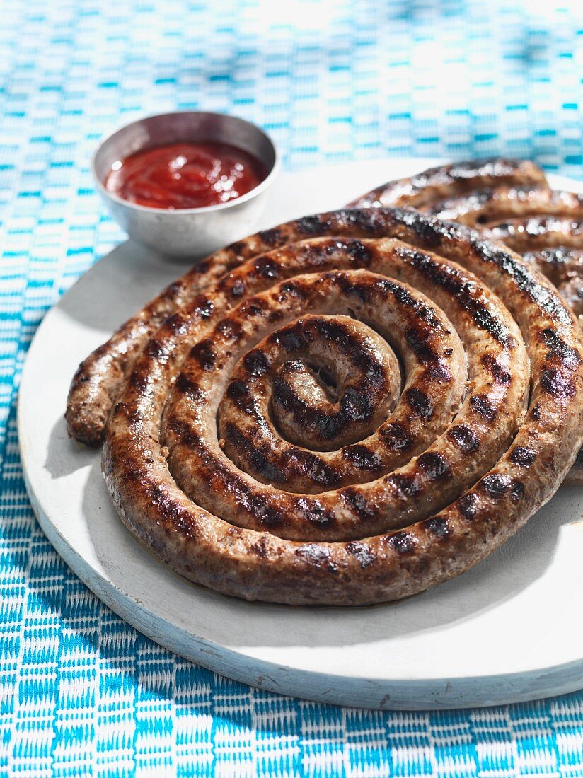 Grillwurstschnecken mit Ketchup