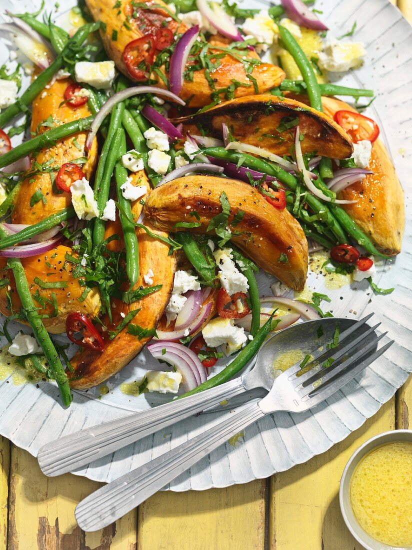 Salat mit gebratenen Süsskartoffeln, grünen Bohnen, Feta und roten Zwiebeln