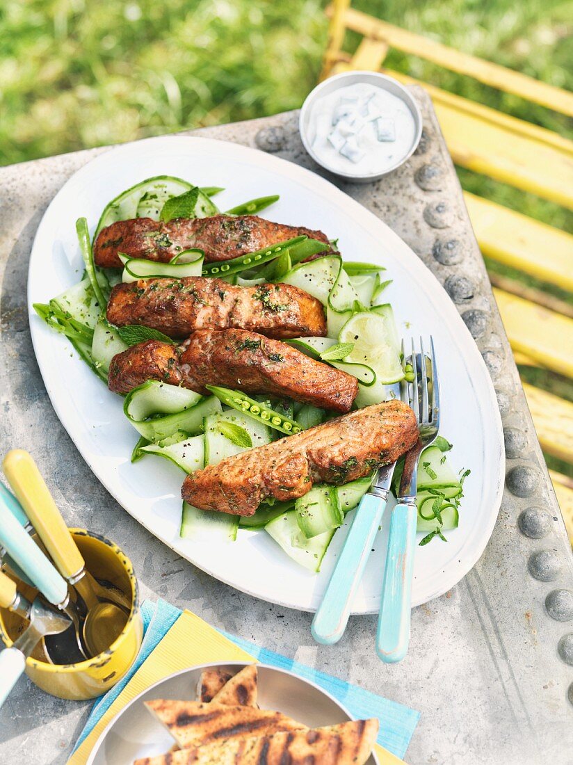 Tandoori-Lachs auf Gurken-Minz-Salat