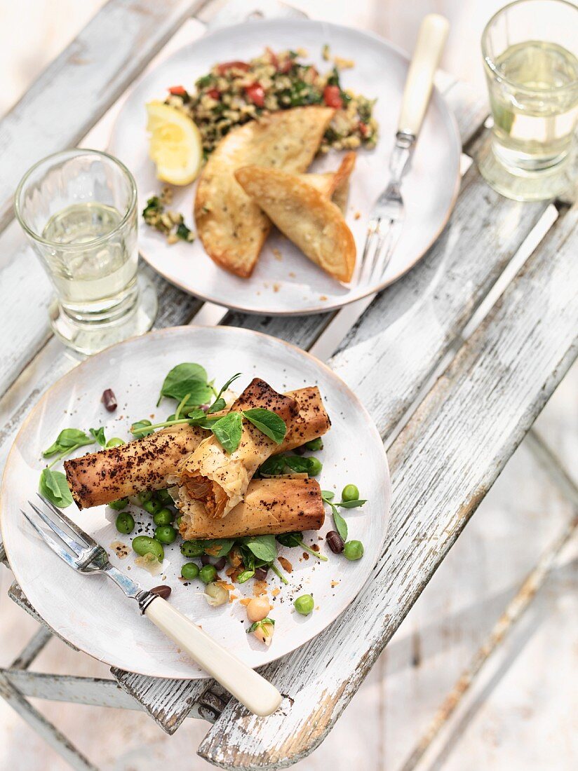 Filloteigröllchen auf Erbsensalat, Zucchini-Halloumi-Dreiecke mit Bulgursalat