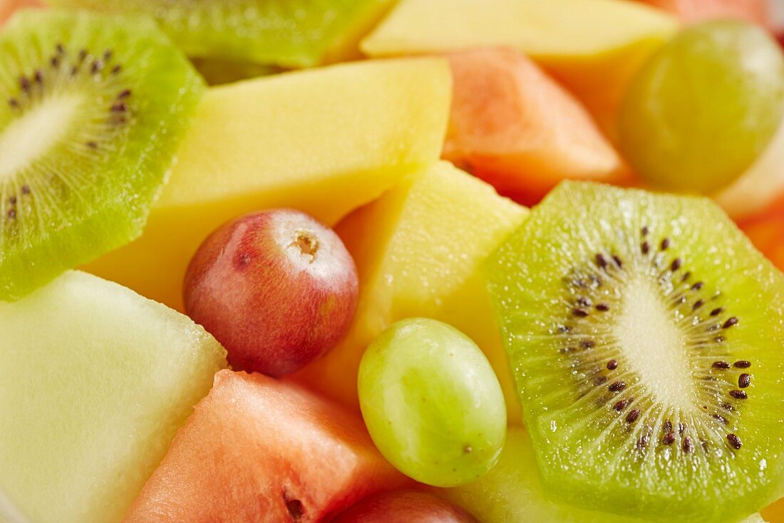 Obstsalat mit Melone, Trauben und Kiwischeiben