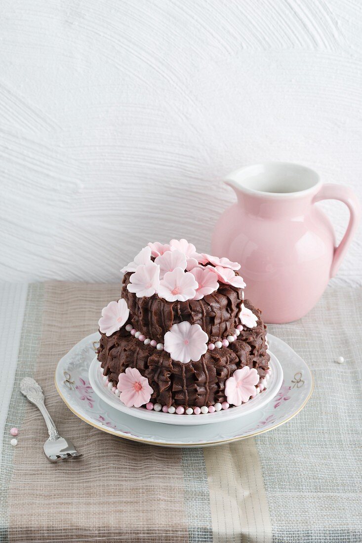 Schokoladentörtchen mit Schokobuttercreme in Rüschenoptik, mit Kirschmarmelade und Zuckerkirschblüten