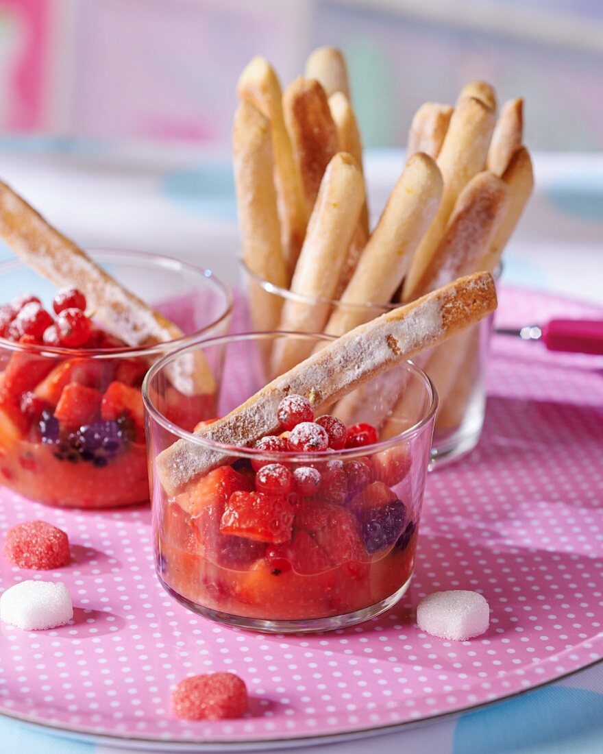 Obstsalat mit Löffelbiskuit