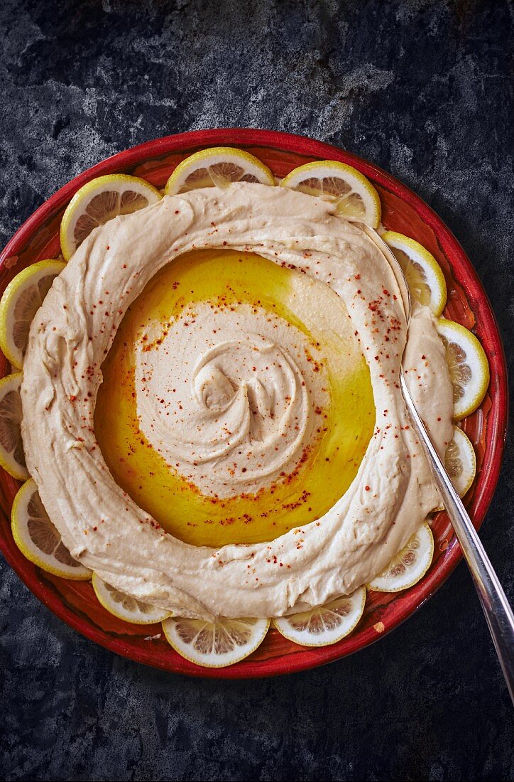 Hummus mit Zitronenscheiben