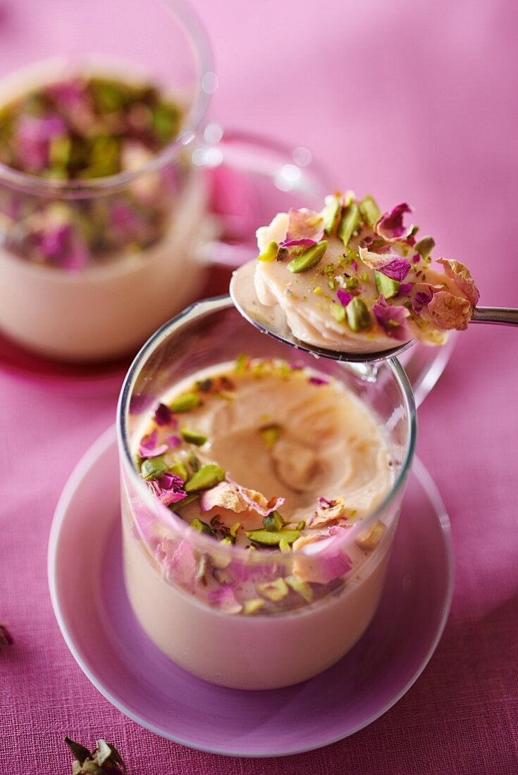 Chaitee-Pannacotta mit Rosenknospen und Pistazien