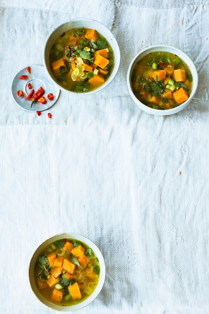 Süßkartoffelsuppe mit Kokos, Chili und Koriander