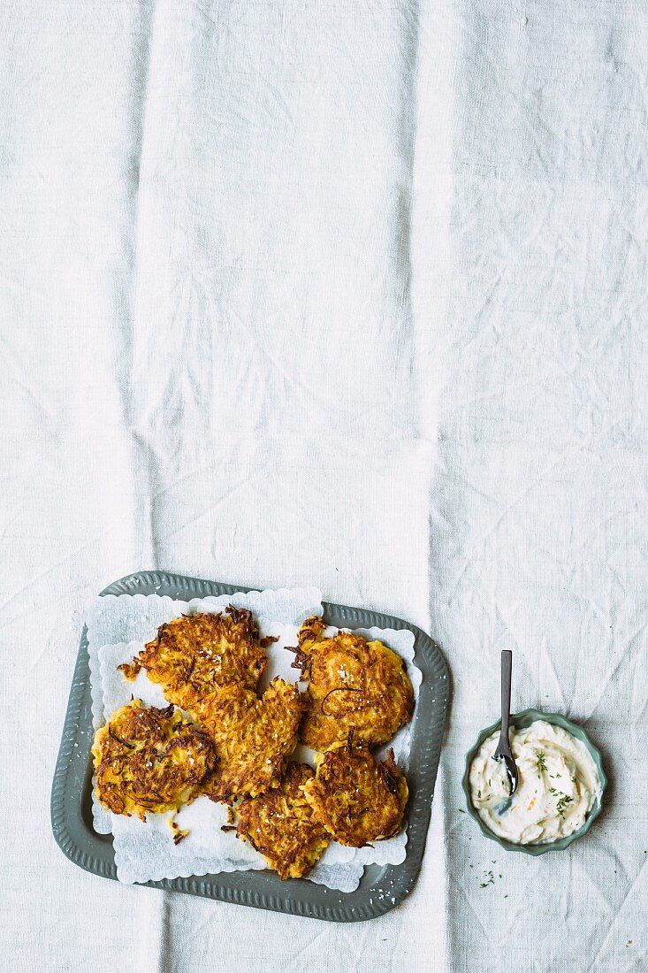 Steckrübenpuffer mit würzigem Orangen-Frischkäse