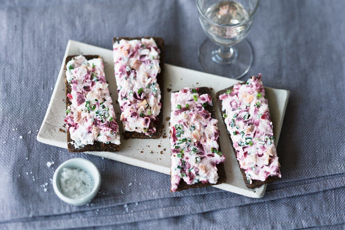 Pumpernickel mit Aufstrich aus Quark, Roter Bete und geräucherter Forelle