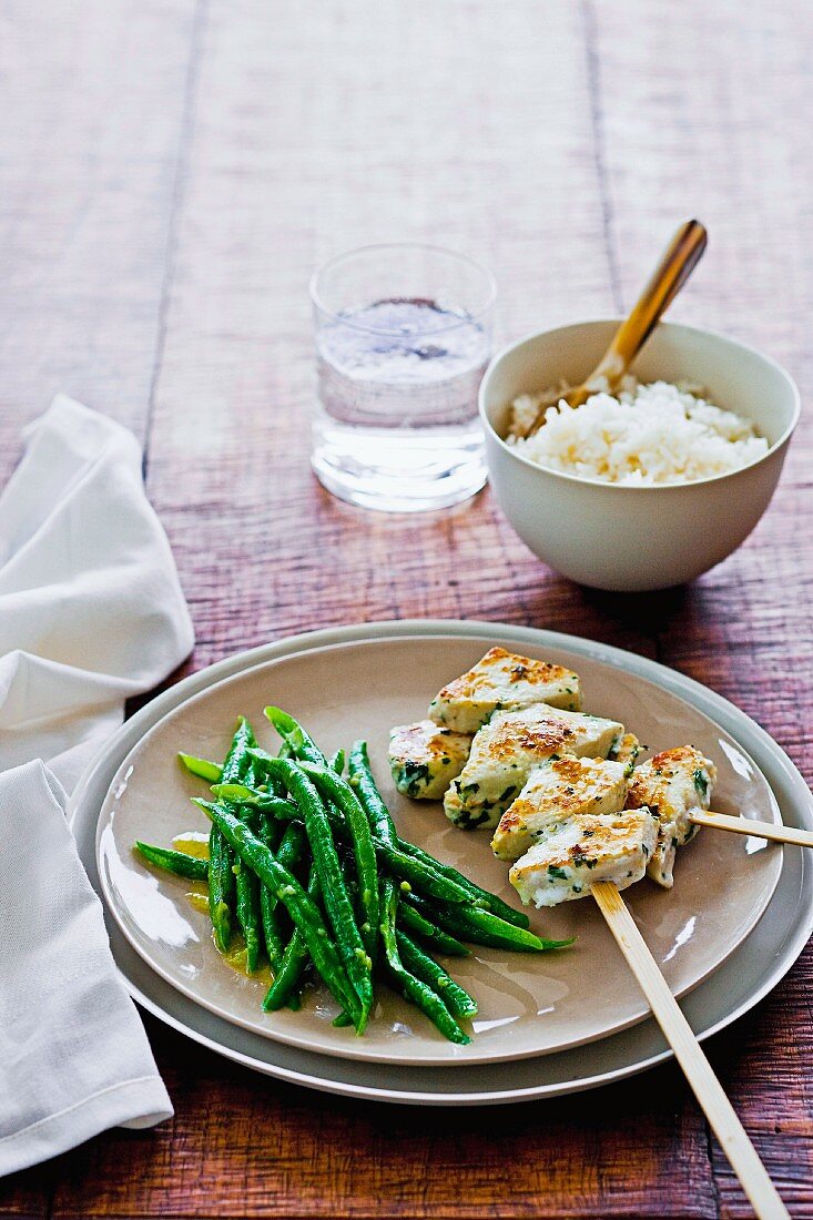 Schwertfischspiesse mit Wasabi-Schlangenbohnen und Reis