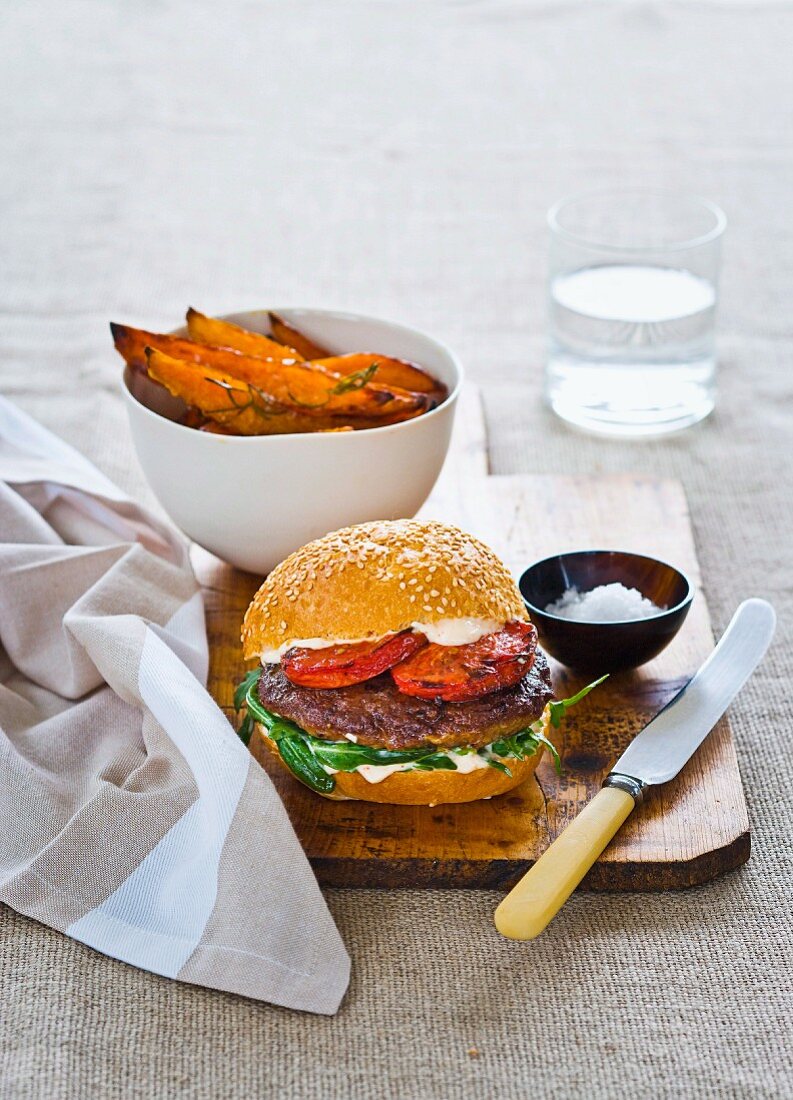 Putenburger mit gebratenen Tomaten, dazu Rosmarin-Süsskartoffeln