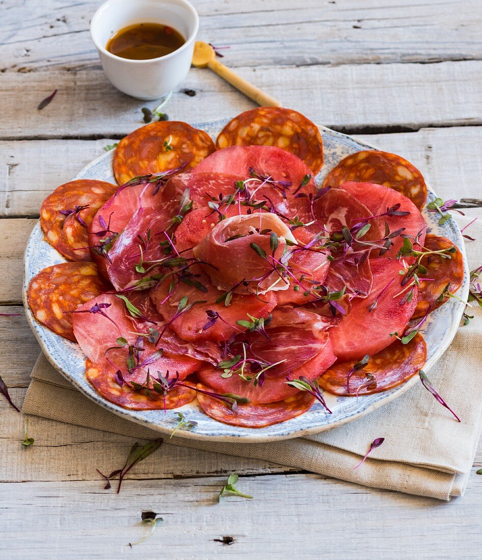 Wassermelonencarpaccio mit Wurst und Schinken