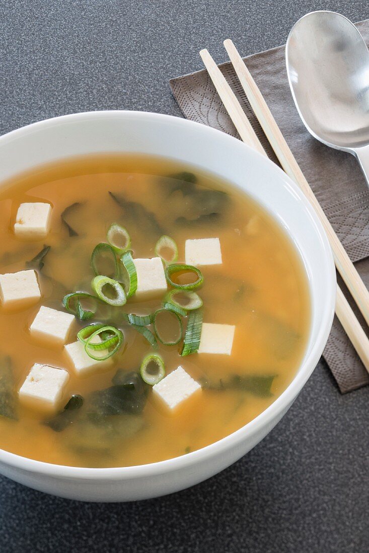 Misosuppe mit Tofu, Algen und Frühlingszwiebeln