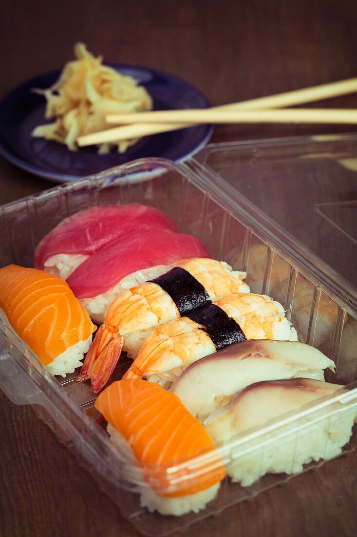 Thunfisch-, Garnelen-, Lachs- und Makrelen-Nigiri in Plastikbox