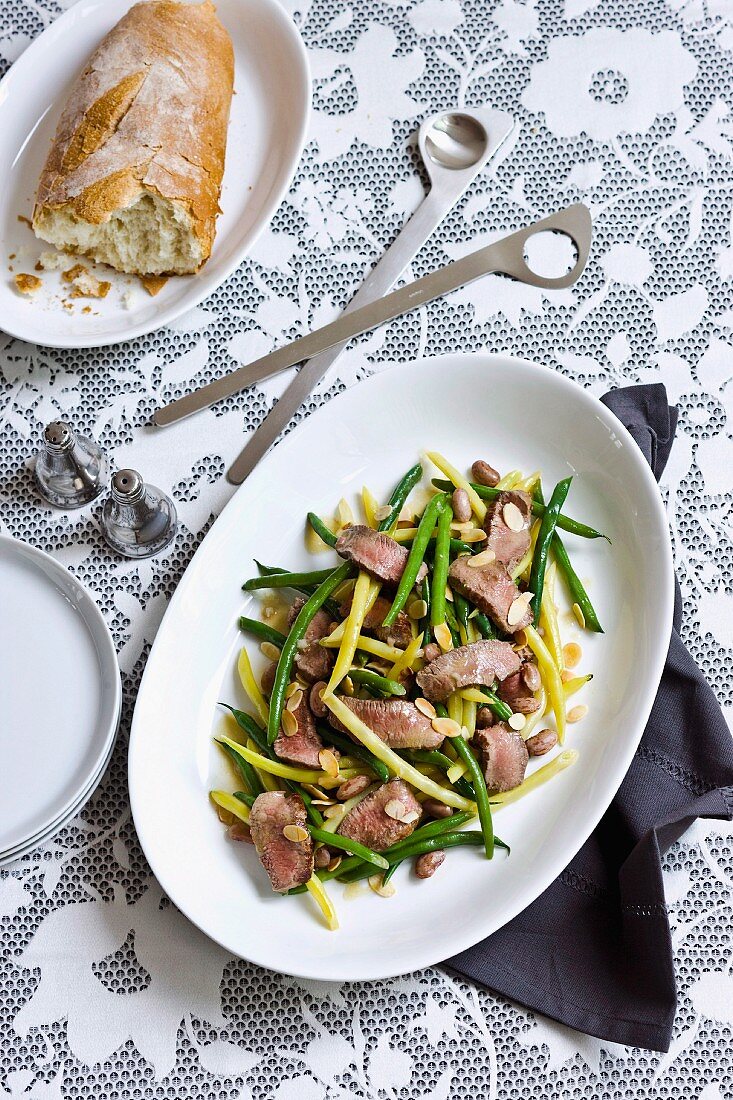 Bohnensalat mit Lammfleisch und Mandeln