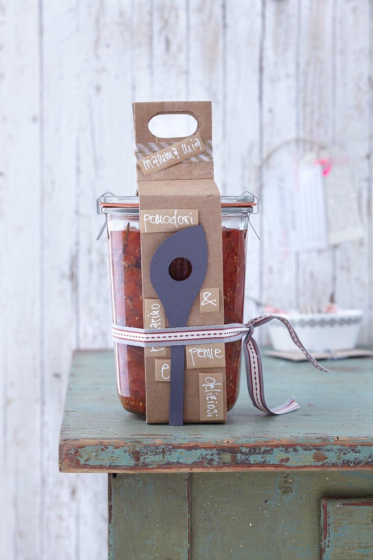Decorative packing for carrying a gift of preserves