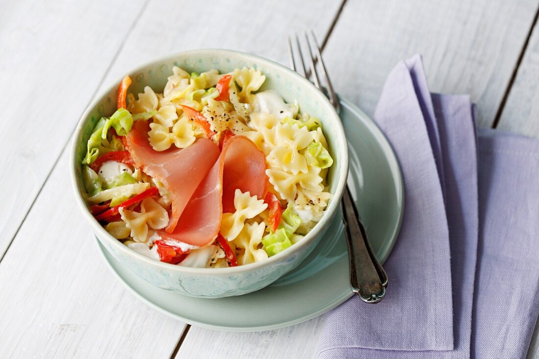 Ham pasta with pointed cabbage and red pepper