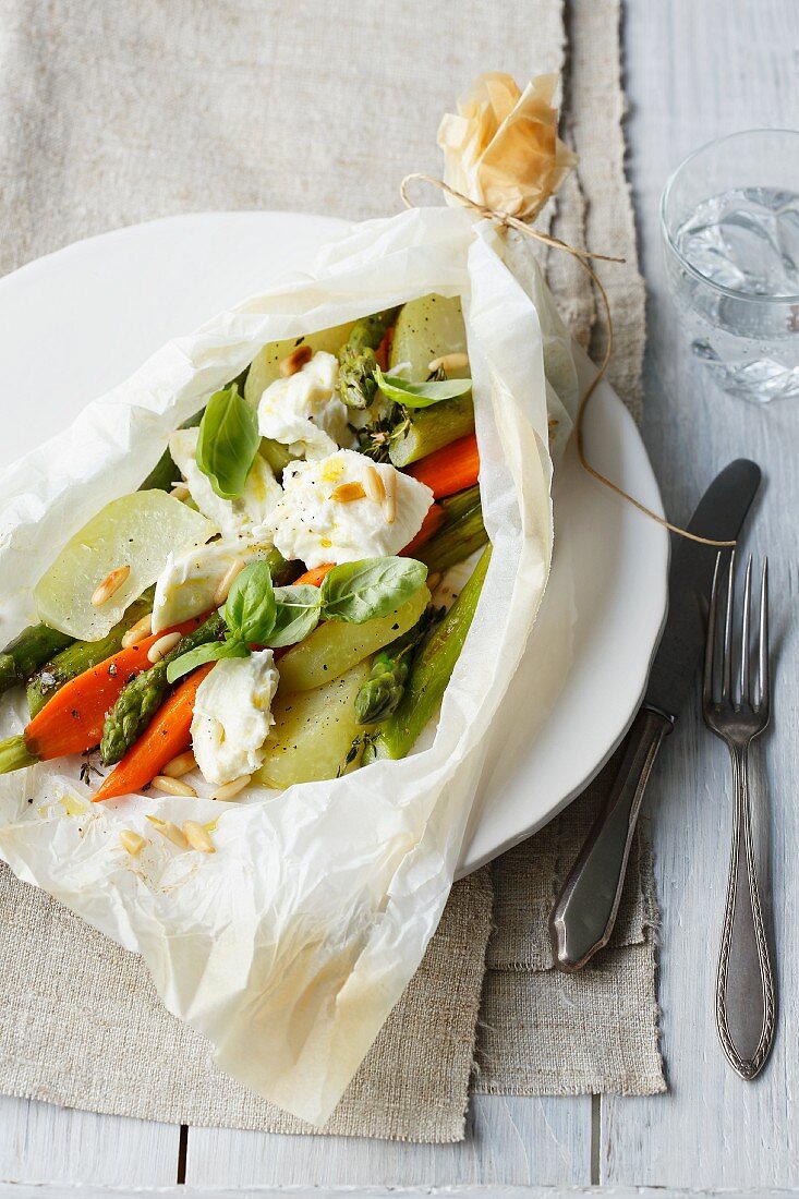 Frühlingsgemüse mit Büffelmozzarella aus dem Pergamentpapier