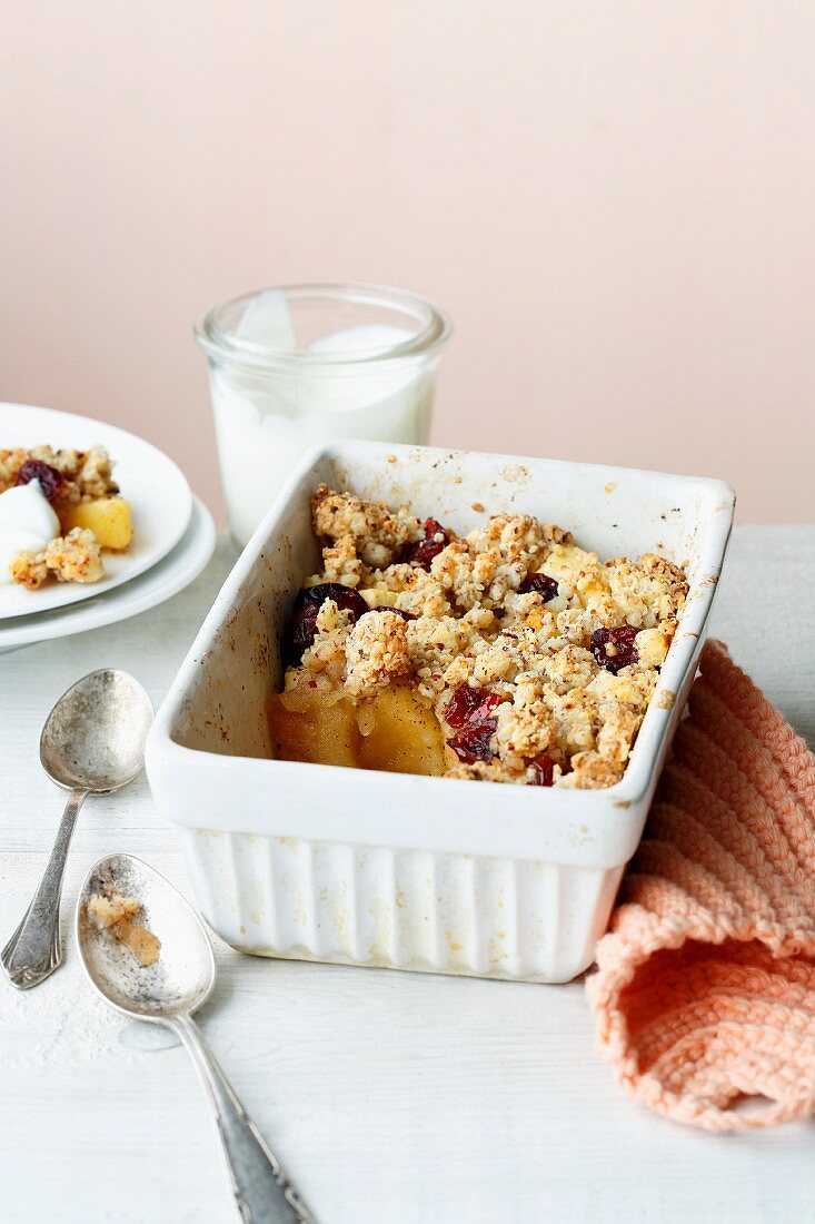 Apple crumble with cranberries and coarse cream cheese