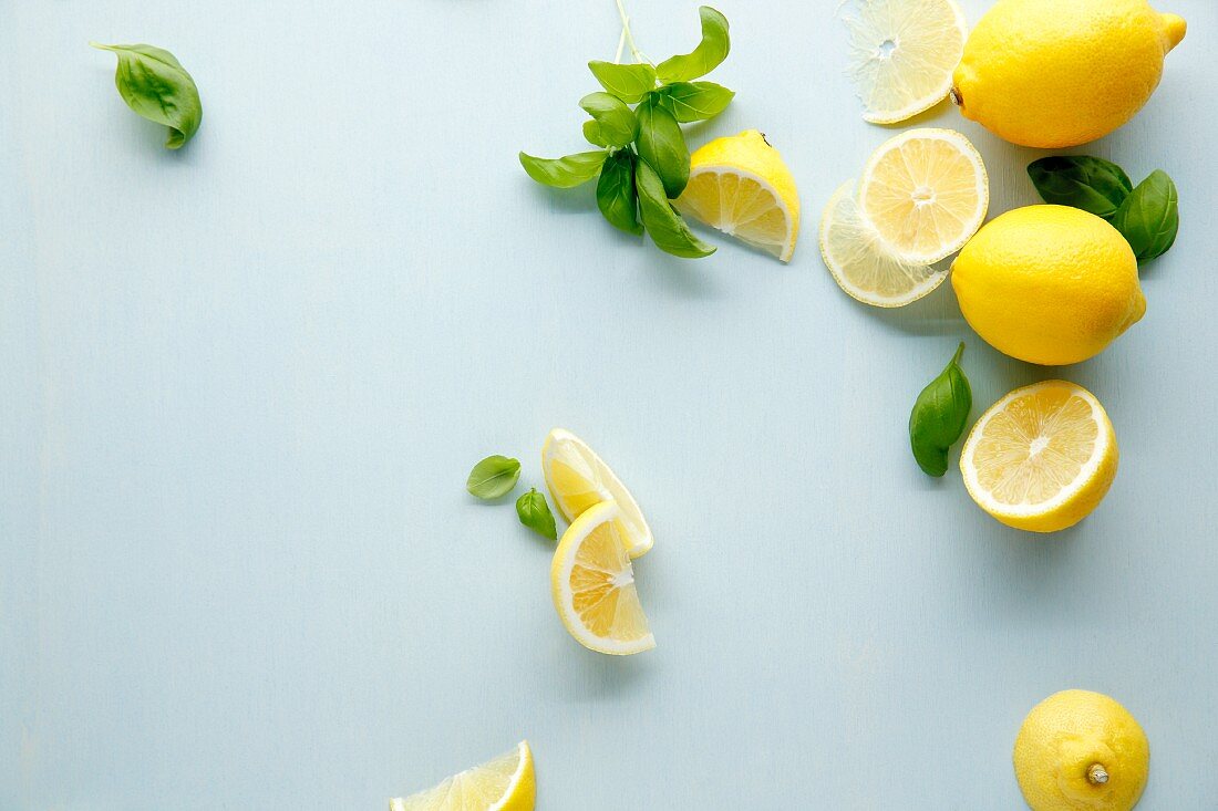 Frische Zitronen und Basilikumblätter