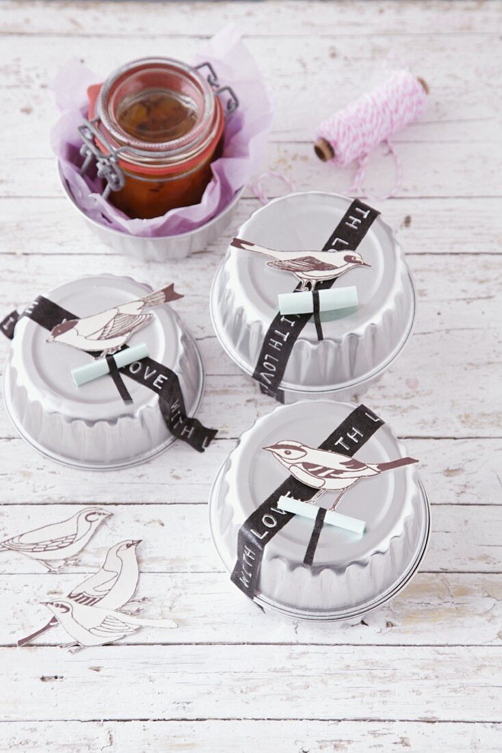 Jam in decorated baking tins as a gift