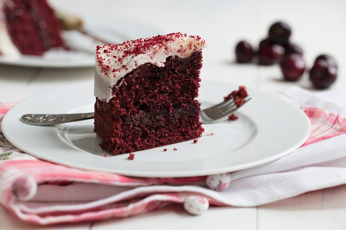 Ein Stück Red Velvet Cake auf Teller mit Gabel