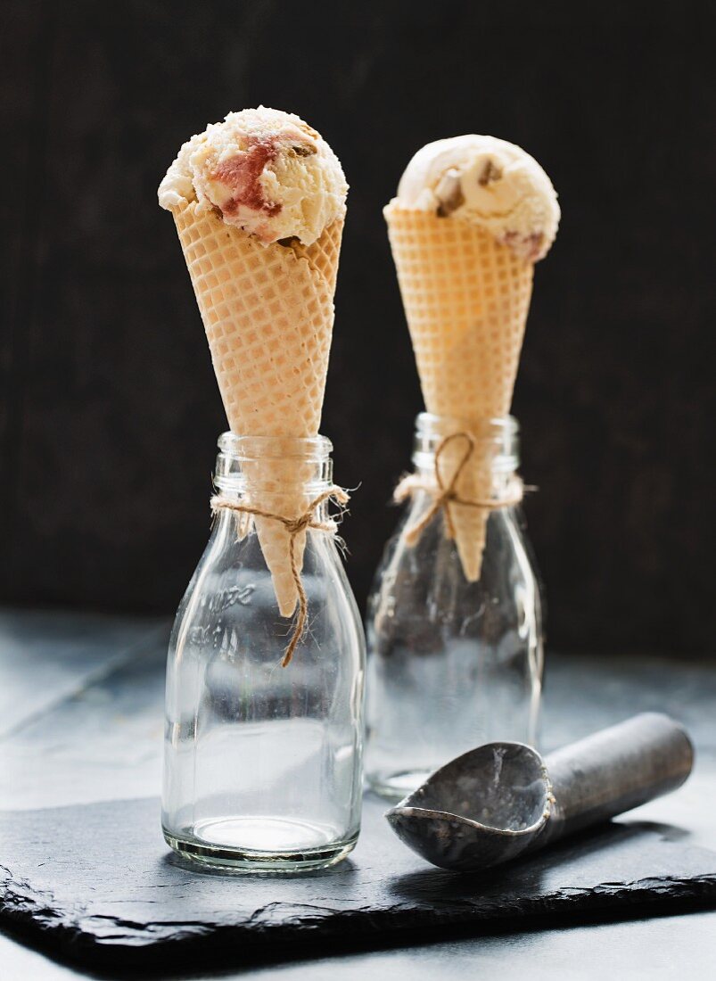 Zwei Eistüten mit Erdbeer-Biscuit-Eis in Glasflaschen