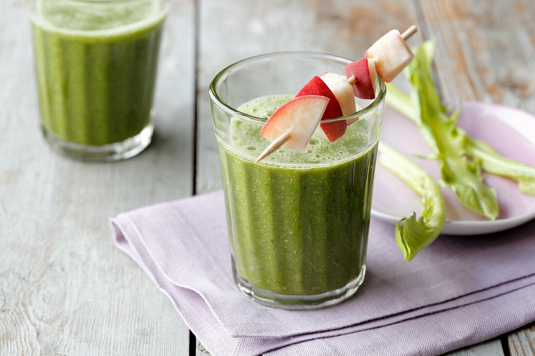 Dandelion and peach smoothie with baby spinach and flaxseeds