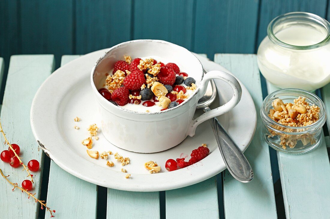 Berry yoghurt with amaranth pops