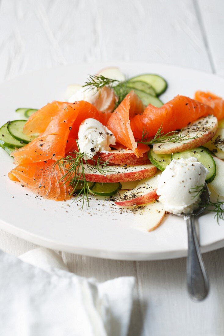 Smoked salmon with apples, cream cheese and dill pickles